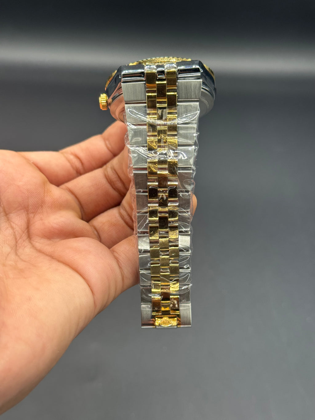 Land-Dweller Style Timepiece | Semi Automatic Machinery |Textured Dial | Fluted Bezel | Date Function | Modern Luxury Look