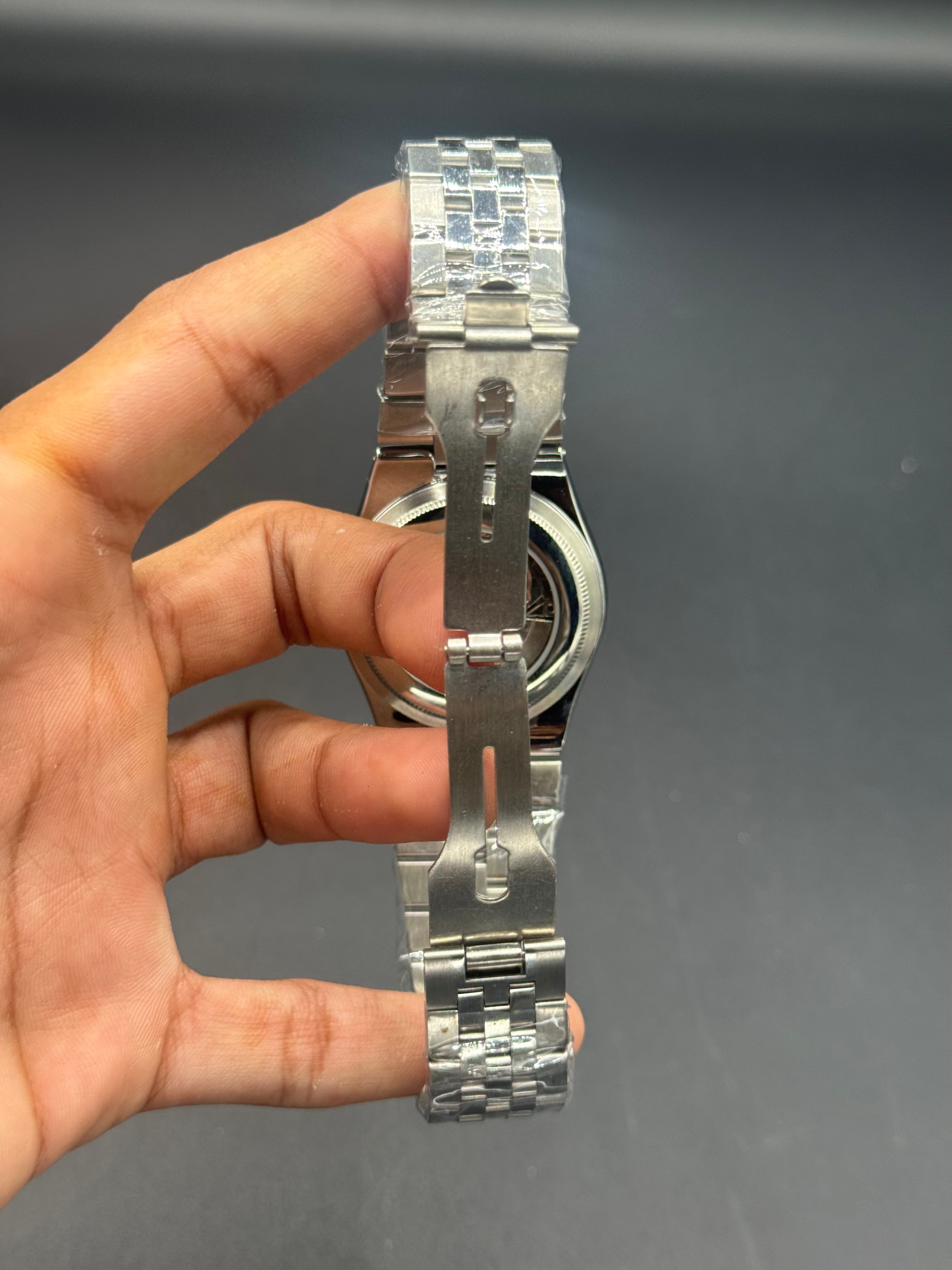 White Dial Land-Dweller Inspired | Sem Automatic Machinery |Silver Stainless Steel Chain | Honeycomb Texture | Date Display