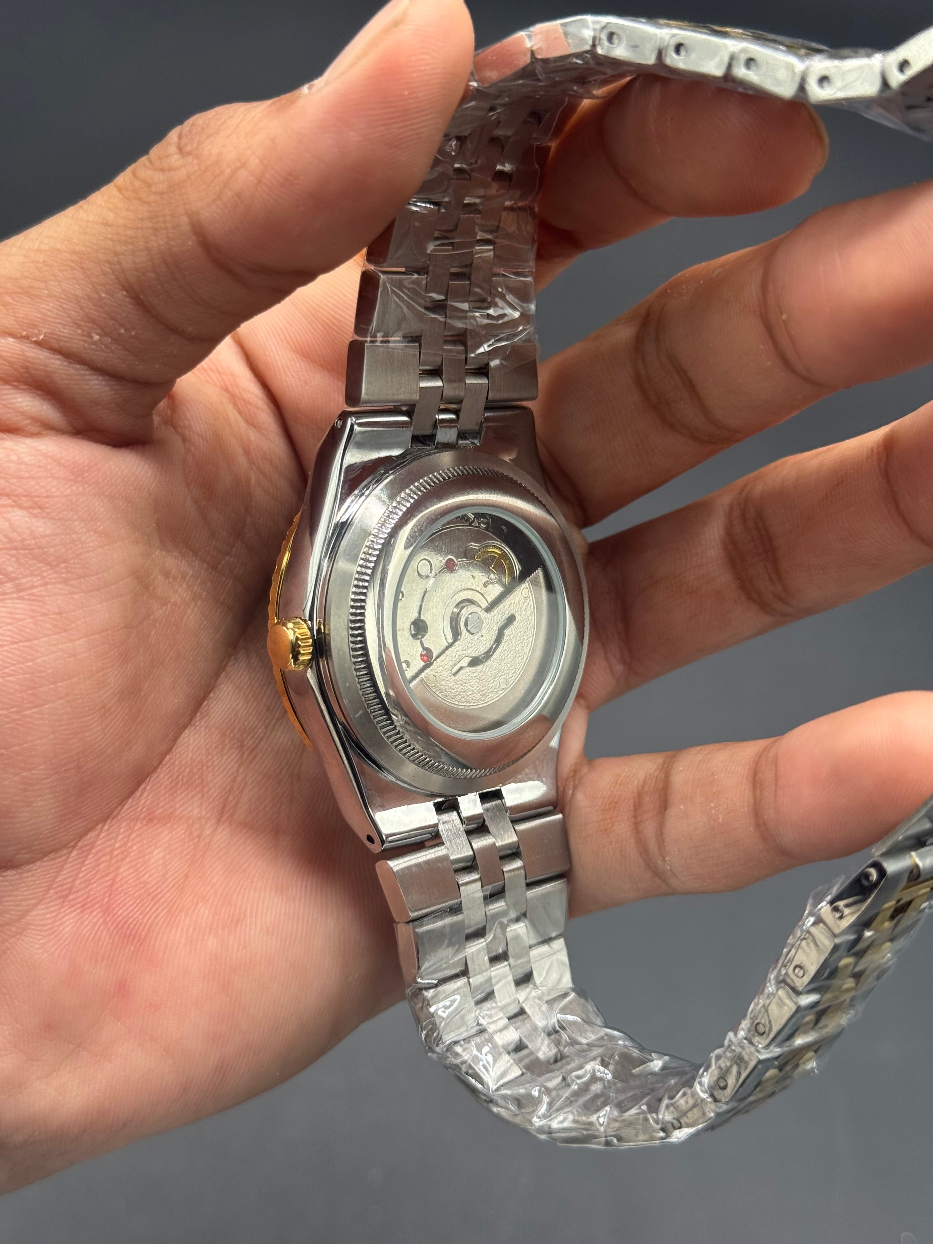 Land-Dweller Style Timepiece | Semi Automatic Machinery |Textured Dial | Fluted Bezel | Date Function | Modern Luxury Look