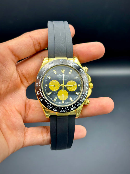 Black & Gold Daytona Style Watch – Sporty Rubber Strap (42 mm) - elapse